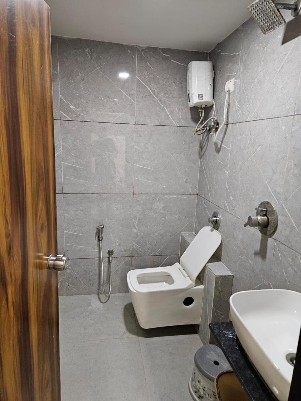 Hotel Ozone,Ахмедабад Екстериор снимка