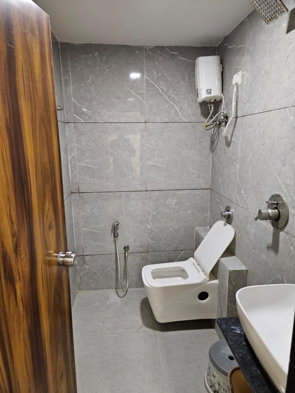 Hotel Ozone,Ахмедабад Екстериор снимка