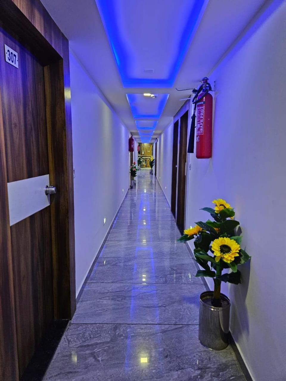Hotel Ozone,Ахмедабад Екстериор снимка