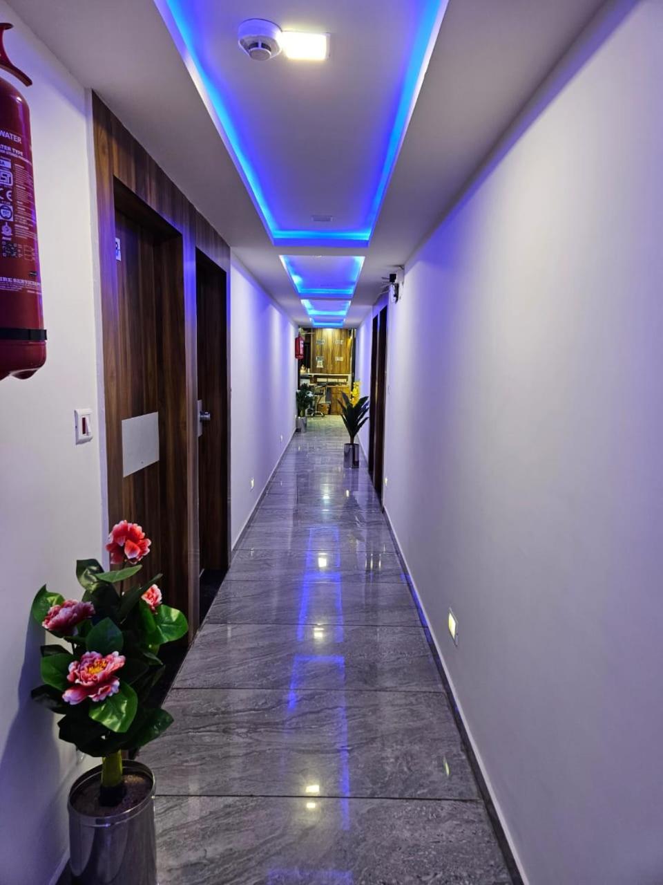 Hotel Ozone,Ахмедабад Екстериор снимка